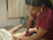 Ινδή πόρνη σου παρέχει υπηρεσία μασάζ